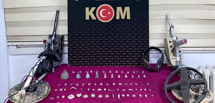 İzmir'in Bayındır ve Torbalı ilçelerinde 92 parça tarihi eser yakalandı