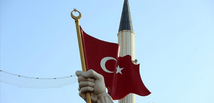 Rıfat Üstandağ'ın Türk bayraklı heykeli Hatay'ı yıkan depremde ayakta kaldı