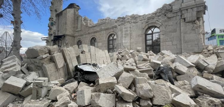 Malatya'daki iki asırlık  Hacı Yusuf Taş Camisi de depremde yıkılan eserler arasında