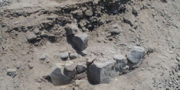 Peruda uzun kafataslı hayvan motifli kefenli bir çocuk mezarı bulundu