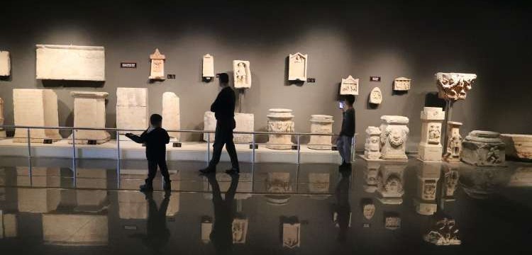 Antalya'daki depremzedelere müze terapi
