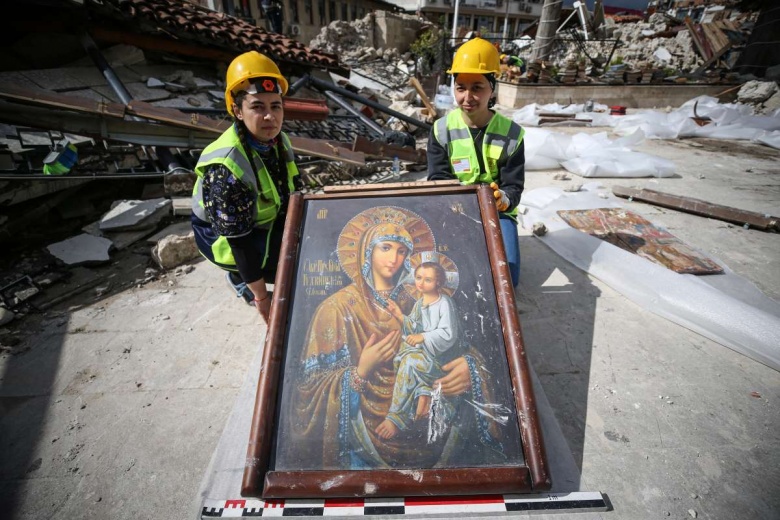 Antakya Rum Ortodoks Kilisesi enkazından 11 ikona çıkartıldı