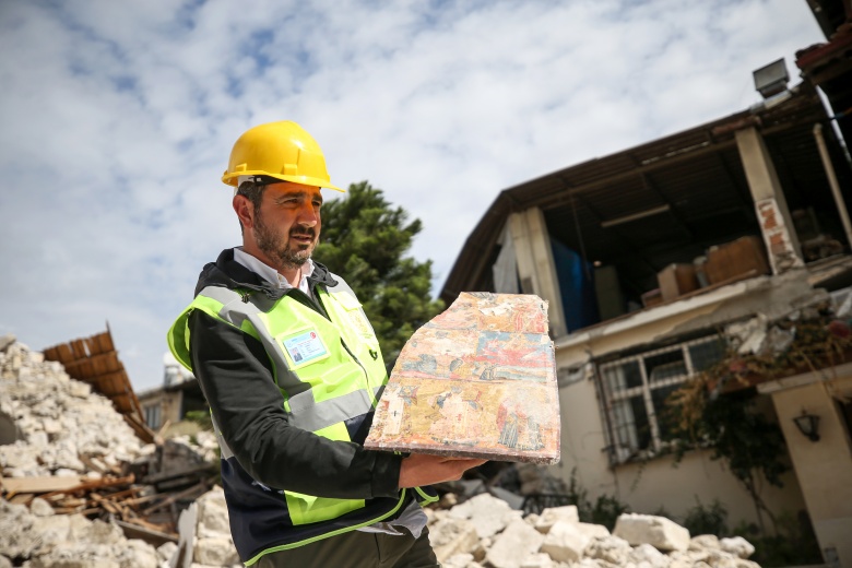 Antakya Rum Ortodoks Kilisesi enkazından 11 ikona çıkartıldı