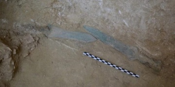 Mora Yarımadasında Miken uygarlığına ait 3 bronz kılıç bulundu.