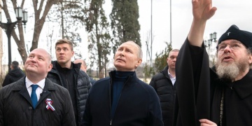 Putin, Kırım ziyaretinde arkeoloji müzesini ziyaret etti