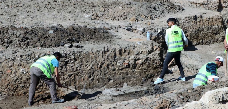 Edirne'de hızlı tren projesi kazılarında Osmanlı Mezar Taşları bulundu