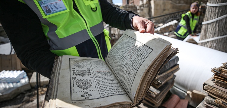 Hatay'daki tarihi yapıların enkazından 300'e yakın tarihi eser kurtarıldı