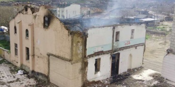Elazığda yanan tarihi camiden 3 gün duman eksik olmadı