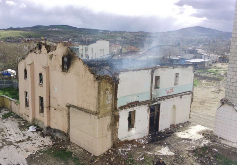Yanan tarihi Aksaray camii'nden yağmura rağmen 3 gün duman çıktı