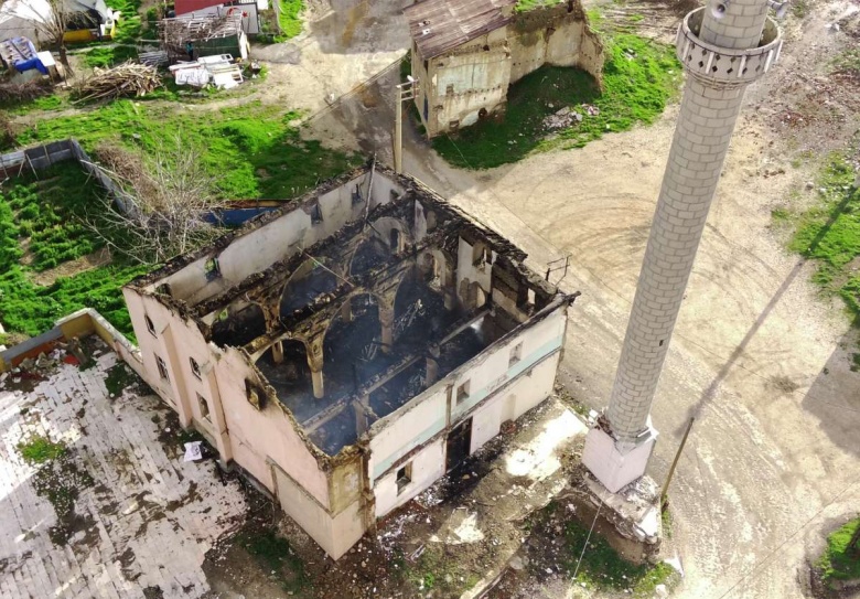 Yanan tarihi Aksaray camii'nden yağmura rağmen 3 gün duman çıktı