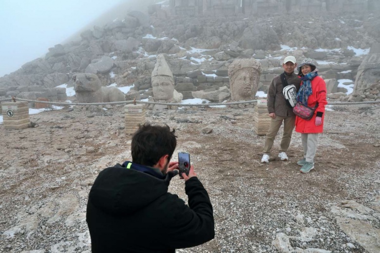 Adıyaman'a deprem sonrası gelen ilk turistler Karakuş Tümülüsü'nü inceledi