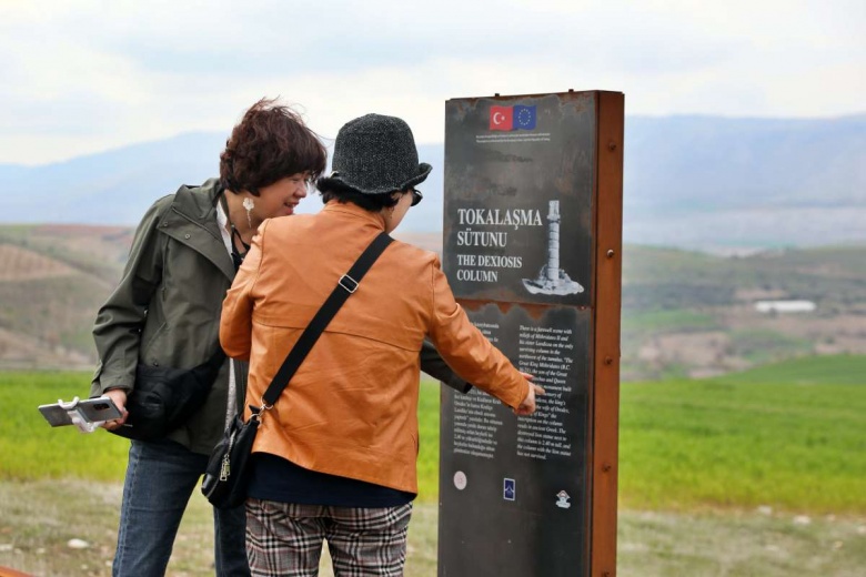 Adıyaman'a deprem sonrası gelen ilk turistler Karakuş Tümülüsü'nü inceledi