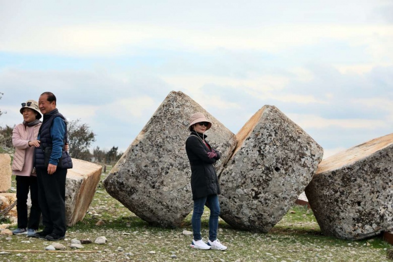 Adıyaman'a deprem sonrası gelen ilk turistler Karakuş Tümülüsü'nü inceledi