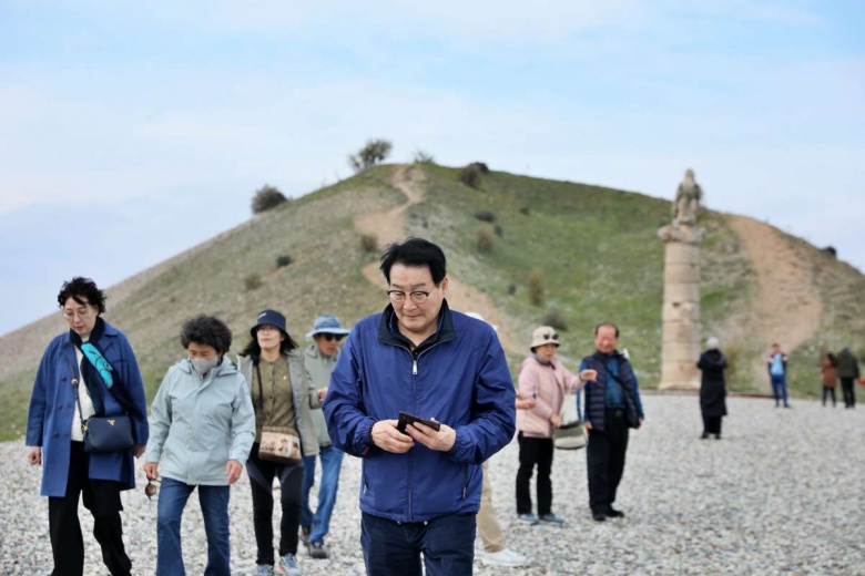 Adıyaman'a deprem sonrası gelen ilk turistler Karakuş Tümülüsü'nü inceledi