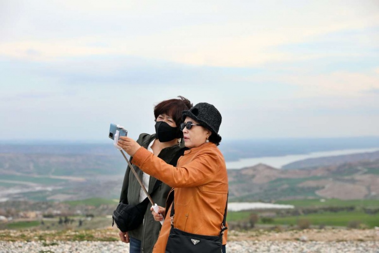 Adıyaman'a deprem sonrası gelen ilk turistler Karakuş Tümülüsü'nü inceledi