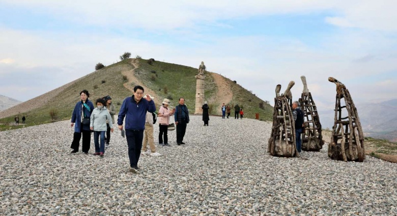 Adıyaman'a deprem sonrası gelen ilk turistler Karakuş Tümülüsü'nü inceledi