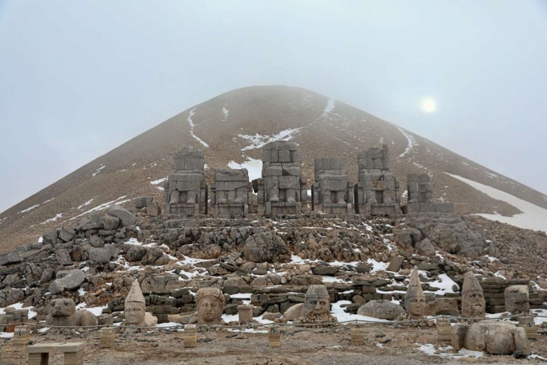 Adıyaman'a deprem sonrası gelen ilk turistler Karakuş Tümülüsü'nü inceledi