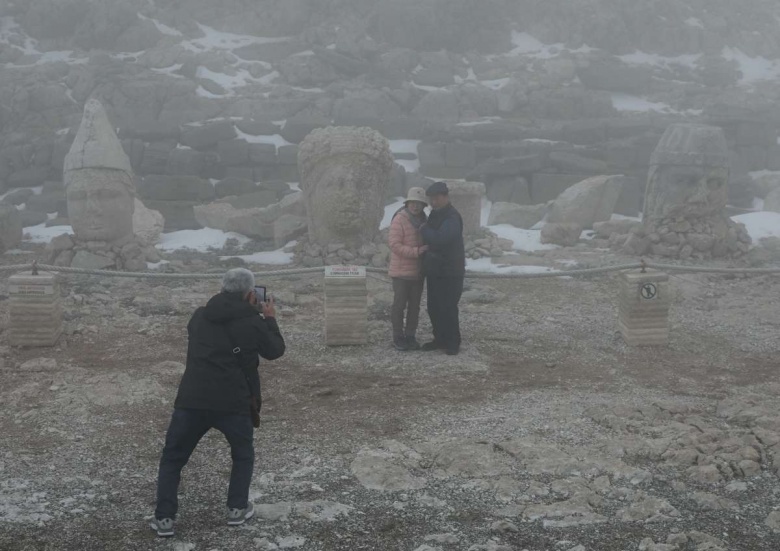 Adıyaman'a deprem sonrası gelen ilk turistler Karakuş Tümülüsü'nü inceledi