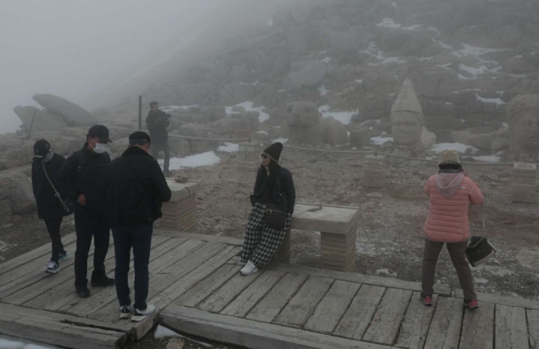 Adıyaman'a deprem sonrası gelen ilk turistler Karakuş Tümülüsü'nü inceledi