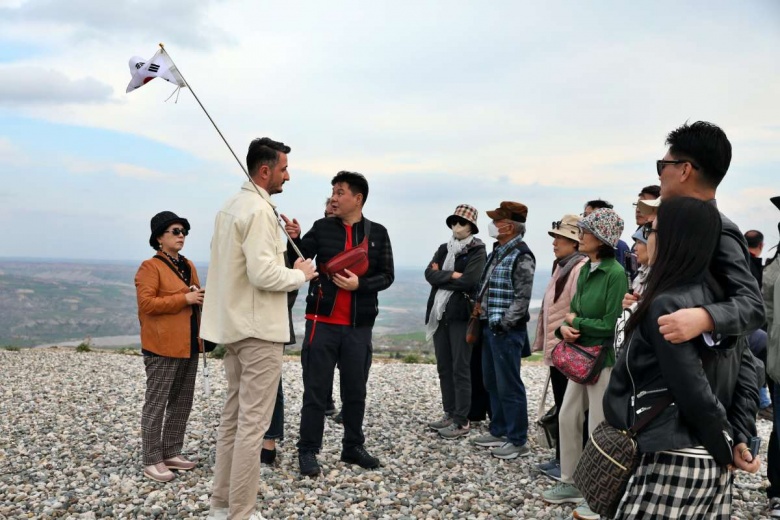 Adıyaman'a deprem sonrası gelen ilk turistler Karakuş Tümülüsü'nü inceledi