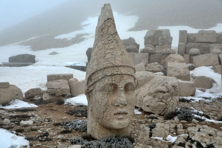 Adıyaman'a deprem sonrası gelen ilk turistler Karakuş Tümülüsü'nü inceledi