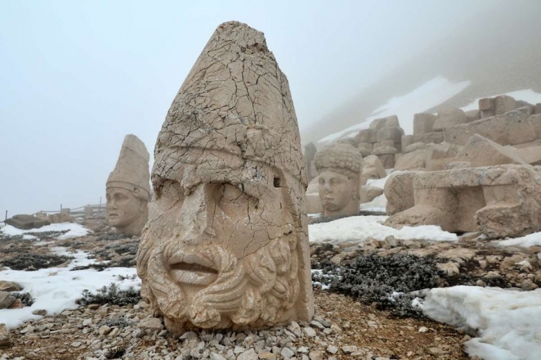 Adıyaman'a deprem sonrası gelen ilk turistler Karakuş Tümülüsü'nü inceledi