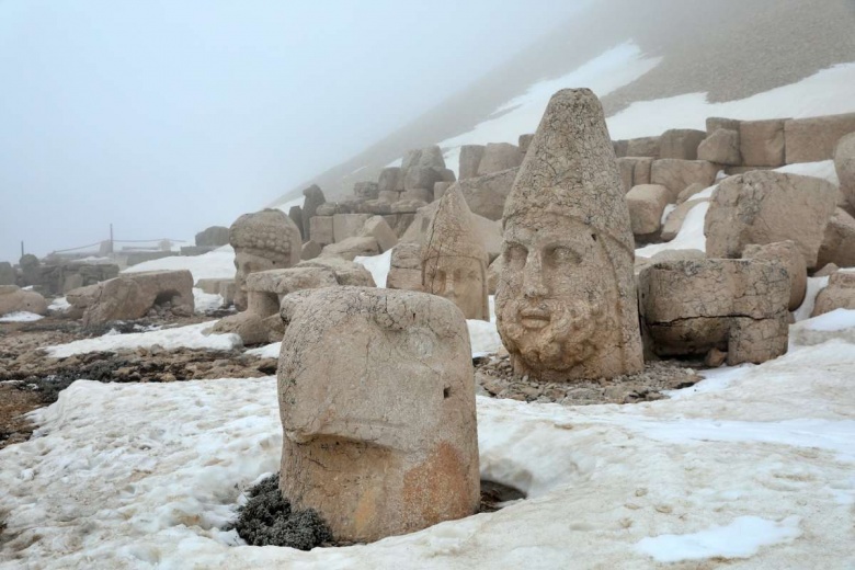 Adıyaman'a deprem sonrası gelen ilk turistler Karakuş Tümülüsü'nü inceledi