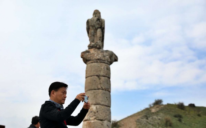 Adıyaman'a deprem sonrası gelen ilk turistler Karakuş Tümülüsü'nü inceledi