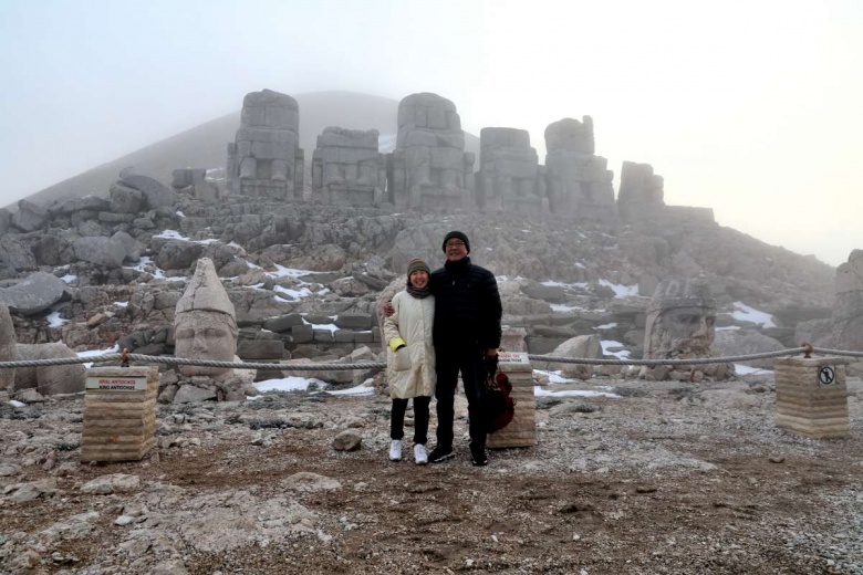 Adıyaman'a deprem sonrası gelen ilk turistler Karakuş Tümülüsü'nü inceledi