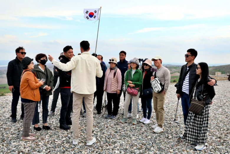 Adıyaman'a deprem sonrası gelen ilk turistler Karakuş Tümülüsü'nü inceledi