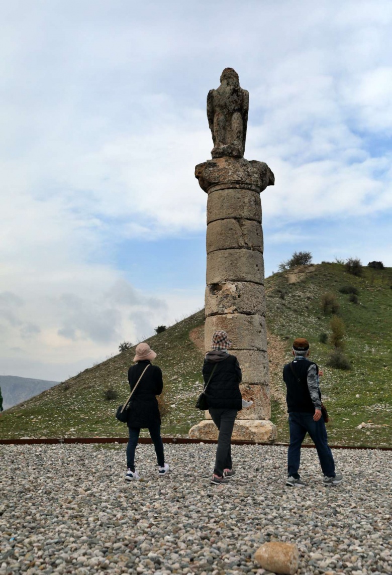 Adıyaman'a deprem sonrası gelen ilk turistler Karakuş Tümülüsü'nü inceledi