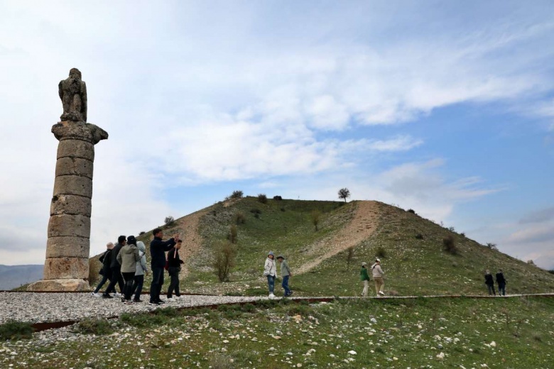 Adıyaman'a deprem sonrası gelen ilk turistler Karakuş Tümülüsü'nü inceledi