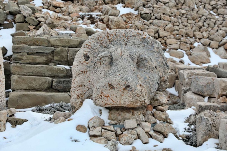 Adıyaman'a deprem sonrası gelen ilk turistler Karakuş Tümülüsü'nü inceledi