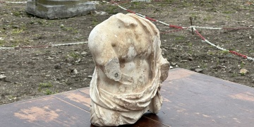 Saraçhane Arkeoloji Parkında bir heykel gövdesi bulundu