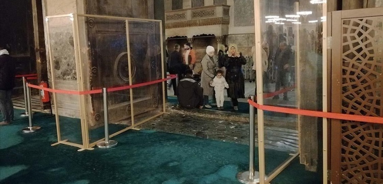 Ayasofya'daki  imparatorluk kapısı cam bölme ile korumaya alındı