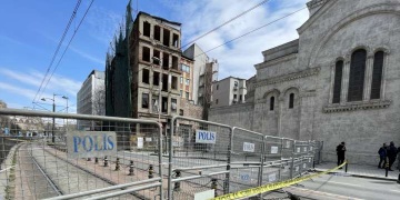 Karaköyde 5 katlı bina bakımsızlıktan çöktü: Gözler Koruma Kurulunda