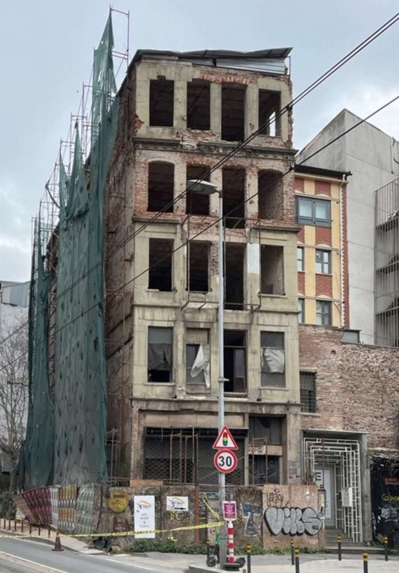 Çökmeden önceki ve sonraki hali ile Karaköy'de çöken 5 katlı tarihi bina