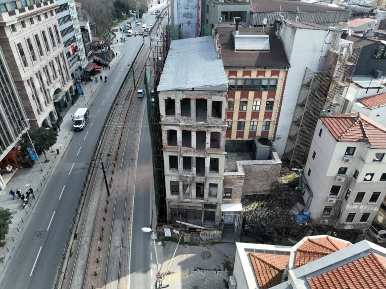 Çökmeden önceki ve sonraki hali ile Karaköy'de çöken 5 katlı tarihi bina