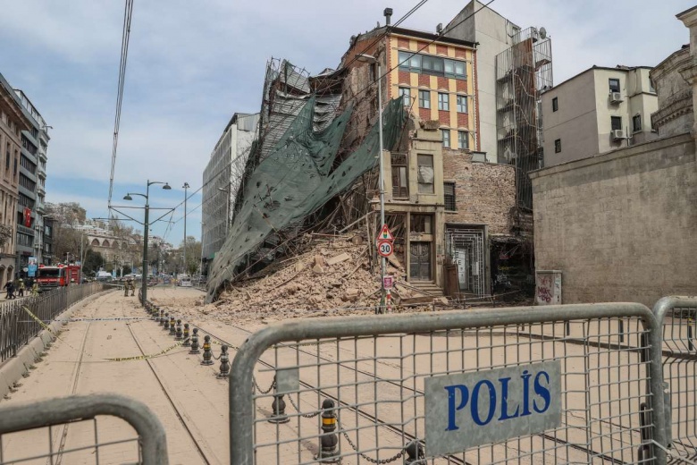 Çökmeden önceki ve sonraki hali ile Karaköy'de çöken 5 katlı tarihi bina