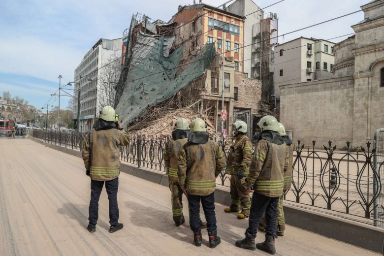 Çökmeden önceki ve sonraki hali ile Karaköy'de çöken 5 katlı tarihi bina