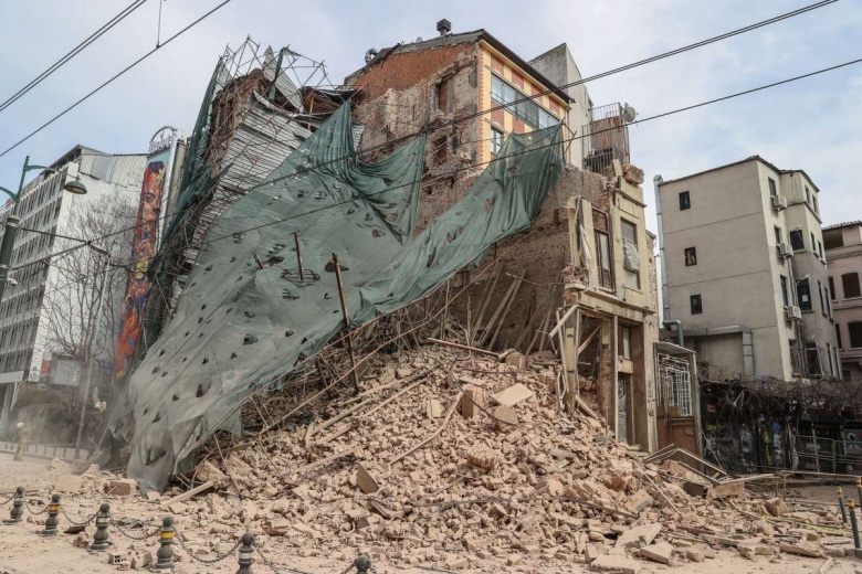 Çökmeden önceki ve sonraki hali ile Karaköy'de çöken 5 katlı tarihi bina