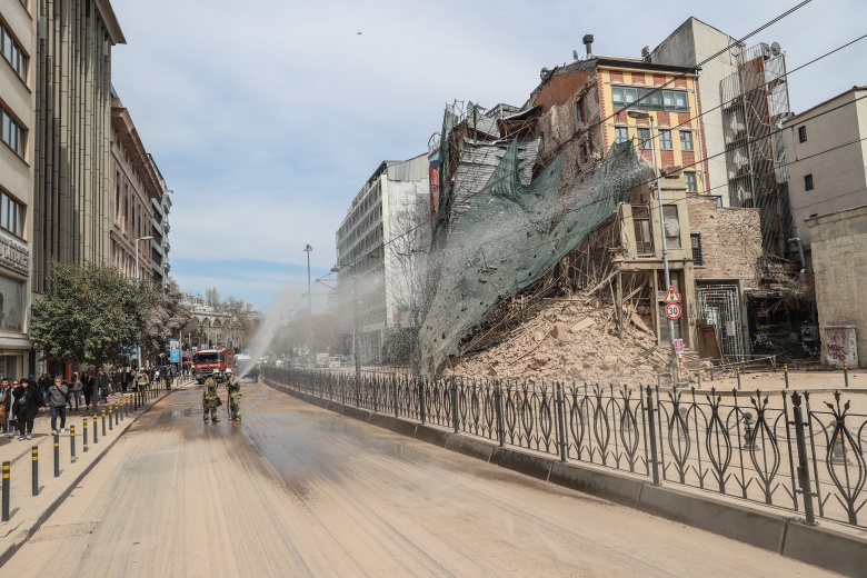 Çökmeden önceki ve sonraki hali ile Karaköy'de çöken 5 katlı tarihi bina