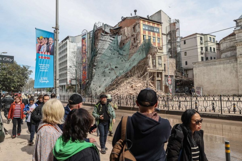 Çökmeden önceki ve sonraki hali ile Karaköy'de çöken 5 katlı tarihi bina