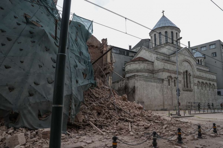 Çökmeden önceki ve sonraki hali ile Karaköy'de çöken 5 katlı tarihi bina