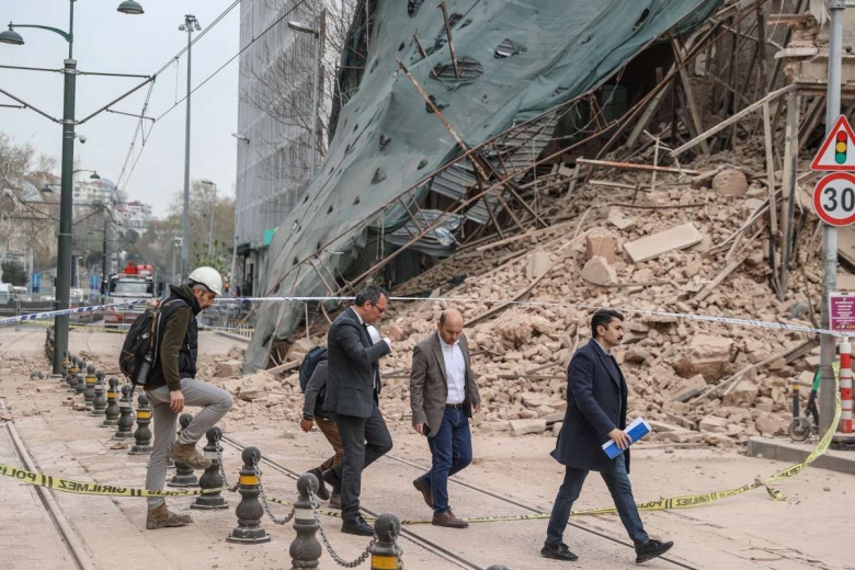 Çökmeden önceki ve sonraki hali ile Karaköy'de çöken 5 katlı tarihi bina