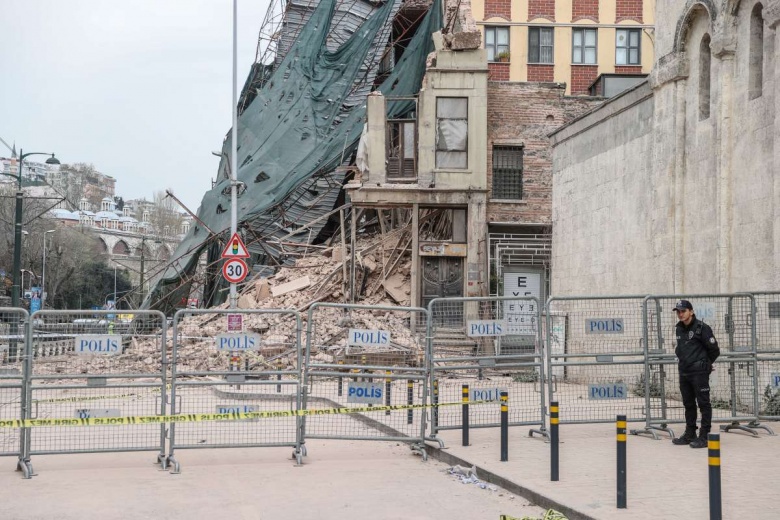 Çökmeden önceki ve sonraki hali ile Karaköy'de çöken 5 katlı tarihi bina