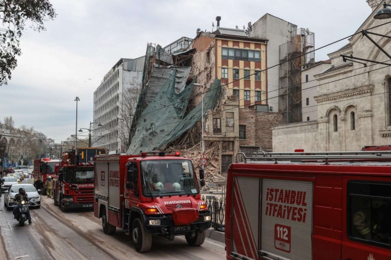 Çökmeden önceki ve sonraki hali ile Karaköy'de çöken 5 katlı tarihi bina