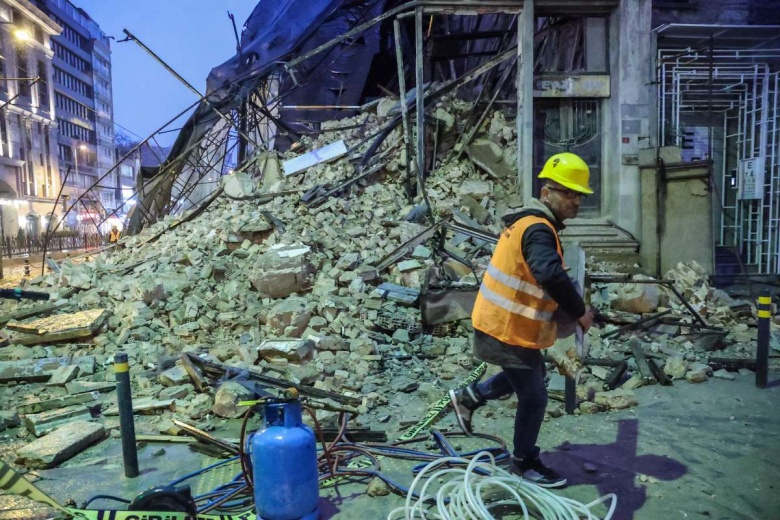 Çökmeden önceki ve sonraki hali ile Karaköy'de çöken 5 katlı tarihi bina