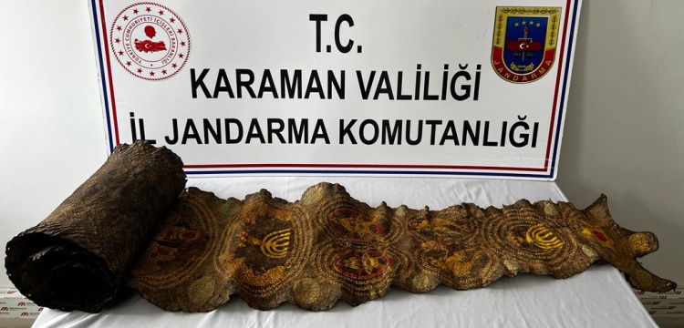 Karaman'da üzerinde mistik ve astrolojik semboller bulunan yılan derisi yakalandı