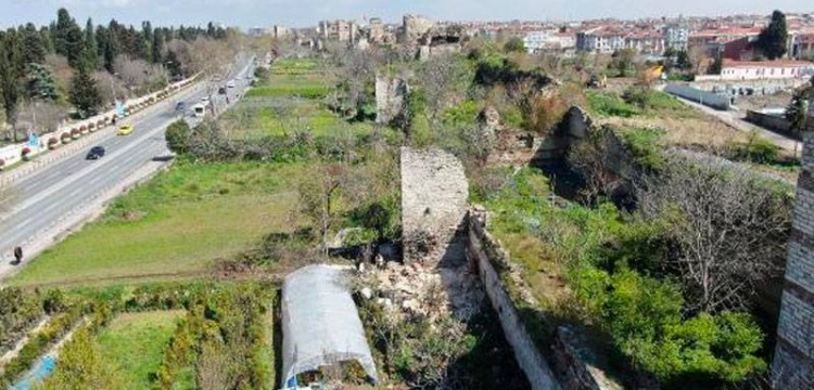 Silivrikapı'daki tarihi surlar çöktü, altında kalan bir kişi öldü!